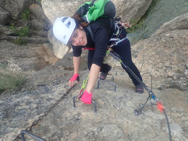 CURSO/FORMACION DE VIAS FERRATAS-PROGESIÓN,SEGURIDAD Y AUTO-RESCATE 